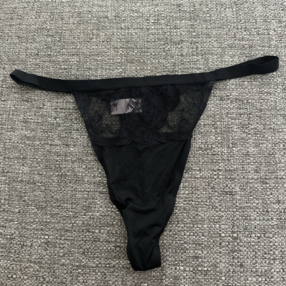 2008 Vintage Victoria’s Secret Black Lace-Trim V-String Panty